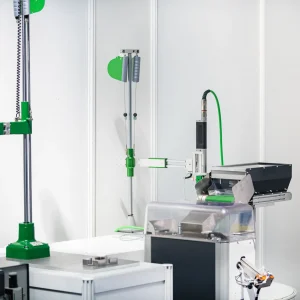 Imagen de un laboratorio moderno con equipos de medición y análisis, incluyendo un sistema de calibración, herramientas de precisión y una estación de trabajo, todo en un entorno limpio y organizado.